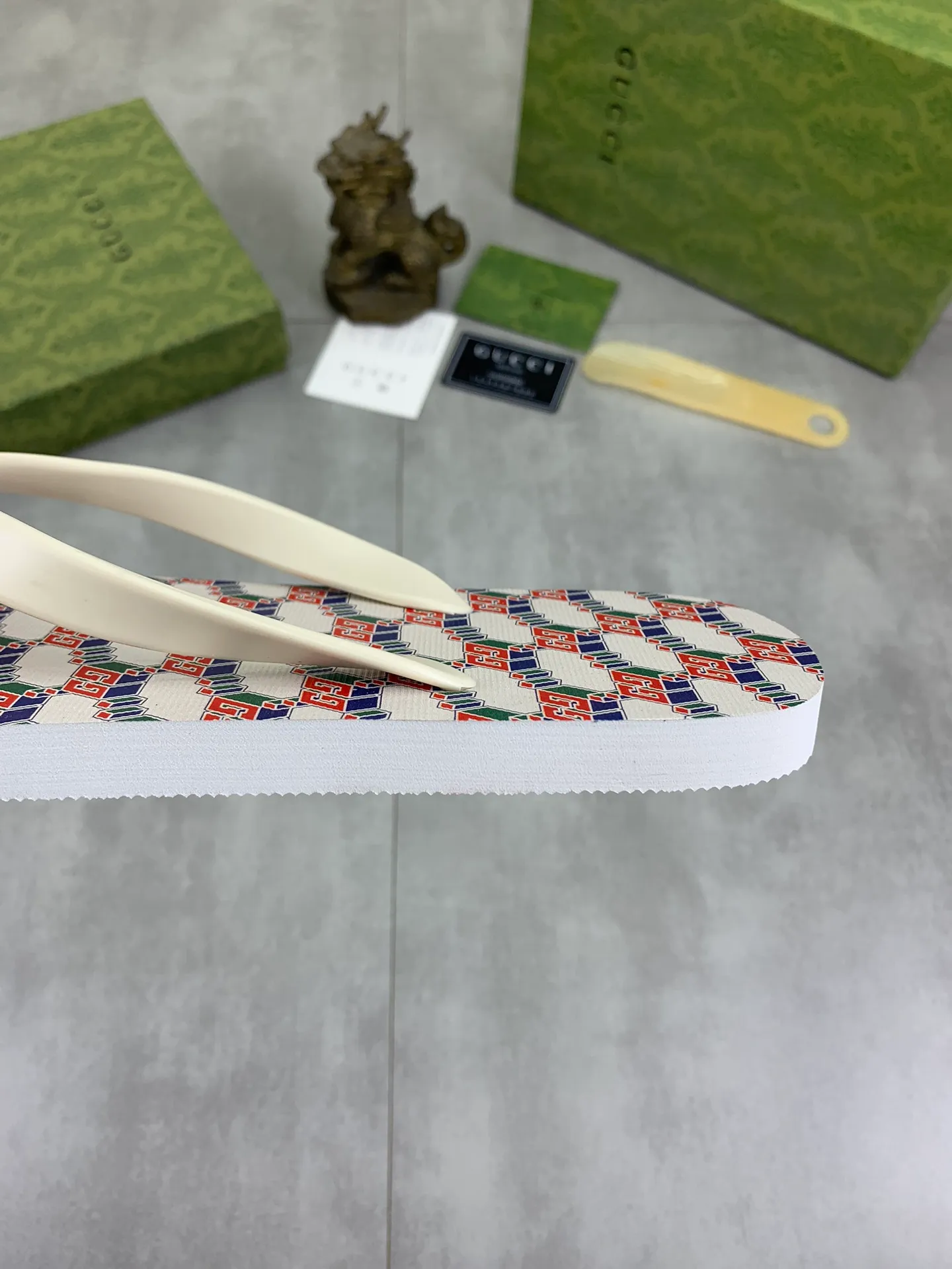 Men's men's shoes 💰P220💰【New style】🆘【GUCCI】Official website's popular Gucci adult couple 🧑‍🤝‍🧑 style, children's flip-flops are on sale at the counter simultaneously! Original fabric imported from Italy. Original bottom provided by the original factory. Size: Adult 36-45. Children’s size: 30-37. Multiple colors available.